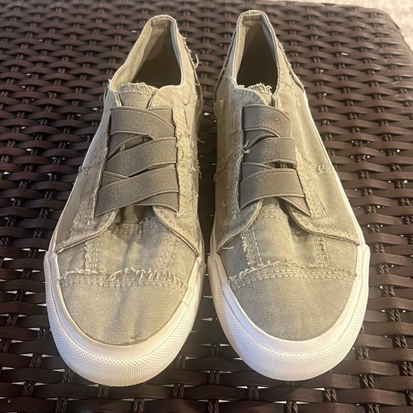 Blowfish Malibu Women's Shoes Sz 7 Gray With Fray Canvas Sneakers Slip On - Picture 1 of 12